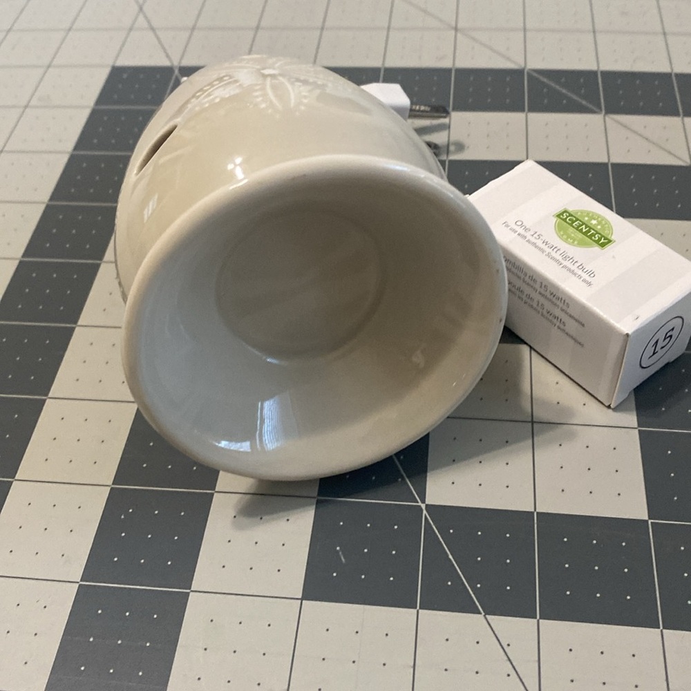 Great Scentsy Sand dollar Mini Wall Wax Warmer - Picture 2 of 3